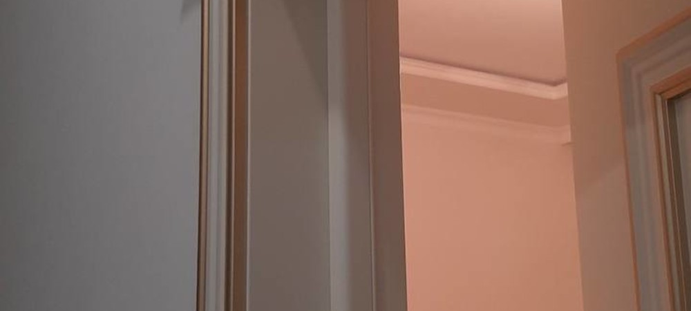 Установили межкомнатную дверь с декоративными наличниками